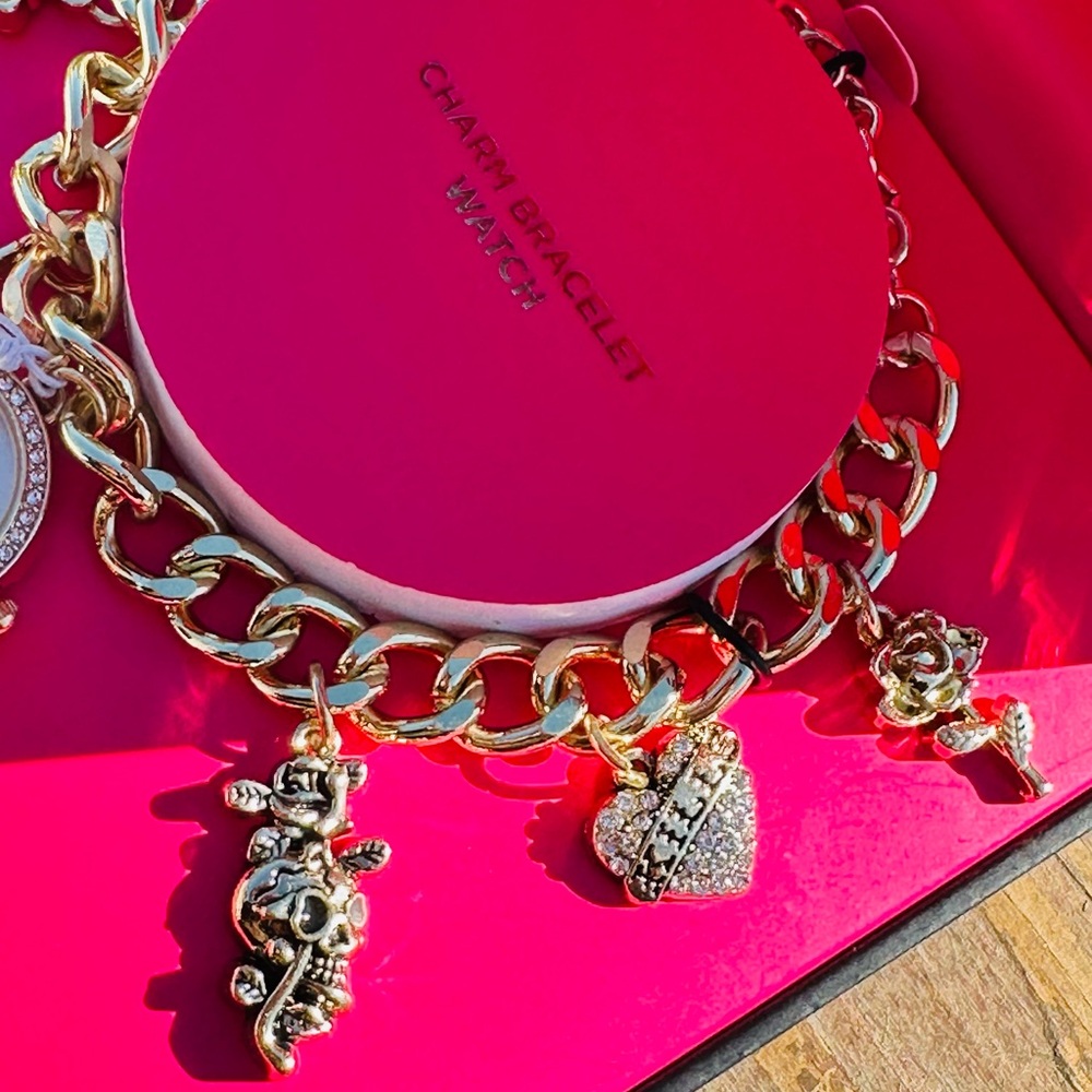 Ed Hardy NWT Gold Charm Bracelet WATCH! - Picture 8 of 10